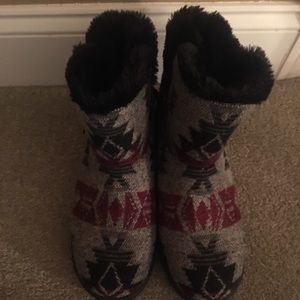 NEW Short fur boots w/design